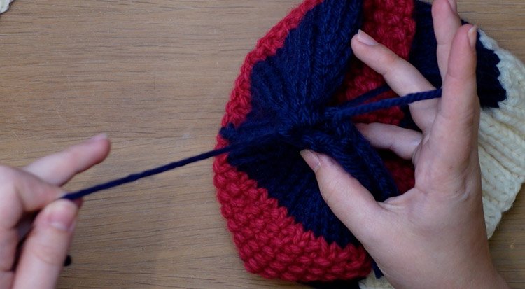 /content/dam/cultura-one/how-to/mercerie/bonnet-pompon/TUTO_CMS_Bonnet-pompon_7.jpg