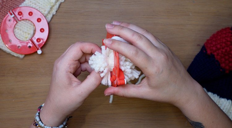 /content/dam/cultura-one/how-to/mercerie/bonnet-pompon/TUTO_CMS_Bonnet-pompon_8.jpg