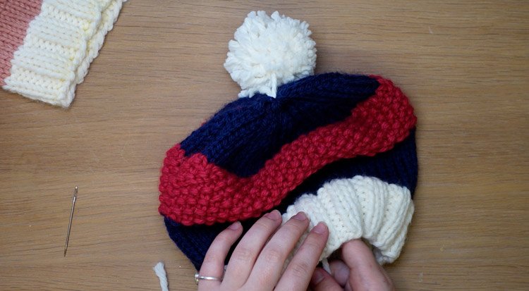 /content/dam/cultura-one/how-to/mercerie/bonnet-pompon/TUTO_CMS_Bonnet-pompon_9.jpg