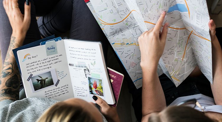 /content/dam/cultura-one/les-guides/arts-et-loisirs-créatifs/faire-un-beau-carnet-de-voyage/TUTO_CMS_carnet_voyage_5.jpg