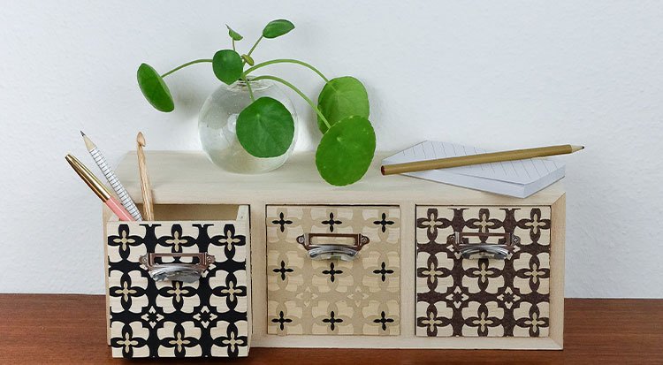 /content/dam/cultura-one/les-guides/arts-et-loisirs-créatifs/relooker-un-meuble/TUTO_CMS_customiser_meuble_2.jpg