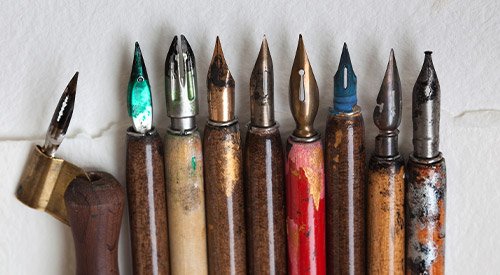 /content/dam/cultura-one/les-guides/beaux-arts/apprendre-la-calligraphie/TUTO_CMS_calligraphieplume.jpg