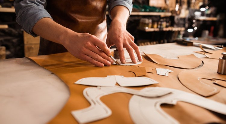 /content/dam/cultura-one/les-guides/beaux-arts/objets-en-cuir-originaux/TUTO_CMS_Objets-cuir-1.jpg