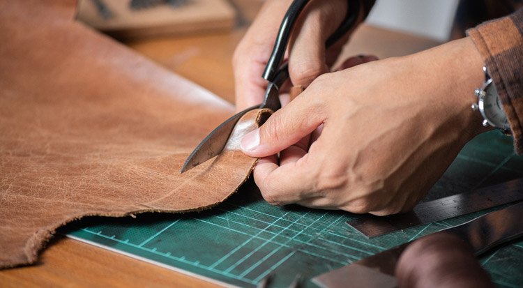 /content/dam/cultura-one/les-guides/beaux-arts/objets-en-cuir-originaux/TUTO_CMS_Objets-cuir-2.jpg