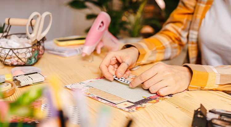 /content/dam/cultura-one/les-guides/beaux-arts/scrapbooking/TUTO_CMS_scrapbooking_6.jpg