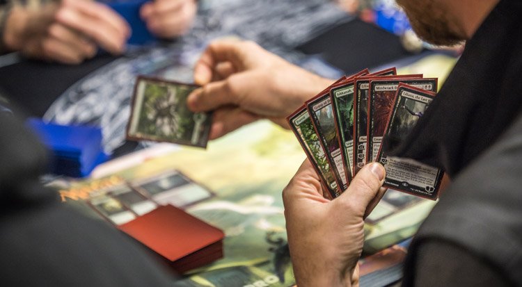 /content/dam/cultura-one/les-guides/jeux-de-societe/comment-jouer-aux-cartes-magic/TUTO_CMS_Jouer-carte-magic.jpg