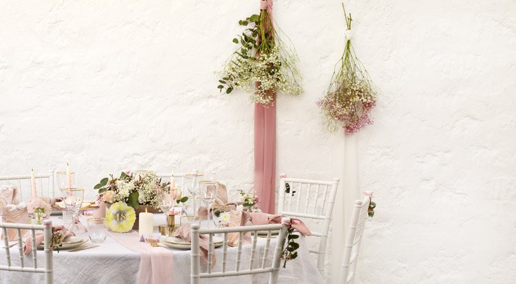 /content/dam/cultura-one/les-guides/mariage/comment-organiser-sa-reception-de-mariage/TUTO_CMS_Deco-salle-reception-mariage.jpg