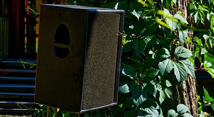 /content/dam/cultura-one/les-guides/musique/comment-choisir-enceinte-exterieur/TUTO_CMS_enceinte_jardin.jpg