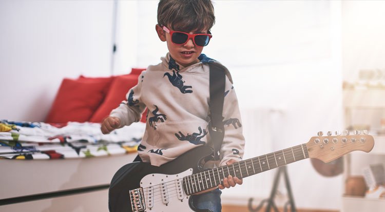 /content/dam/cultura-one/les-guides/musique/comment-choisir-sa-première-guitare-enfant/TUTO_CMS_guitare_enfant_2.jpg