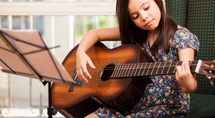 /content/dam/cultura-one/les-guides/musique/comment-choisir-sa-première-guitare-enfant/TUTO_CMS_guitare_enfant_4.jpg
