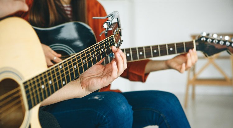 /content/dam/cultura-one/les-guides/musique/comment-choisir-sa-pédale-d'effet/TUTO_CMS_cours_guitare.jpg
