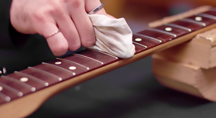 /content/dam/cultura-one/les-guides/musique/entretenir-sa-guitare/TUTO_CMS_entretenir_guitare_2.jpg