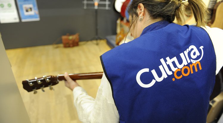 /content/dam/cultura-one/les-guides/musique/qu'est-ce-qu'un-guitalélé/TUTO_CMS_Guitalele_4.jpg