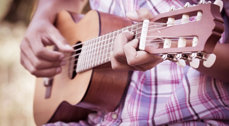 /content/dam/cultura-one/les-guides/musique/qu'est-ce-qu'un-guitalélé/TUTO_CMS_Guitalélé2.jpg