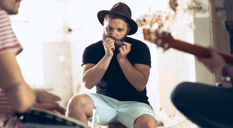 /content/dam/cultura-one/les-guides/musique/quel-harmonica-choisir/TUTO_CMS_blues.jpg