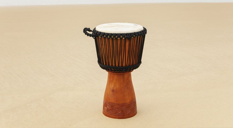 /content/dam/cultura-one/les-guides/musique/tout-savoir-sur-le-djembé/TUTO_CMS_Tout-savoir-djembe1.jpg