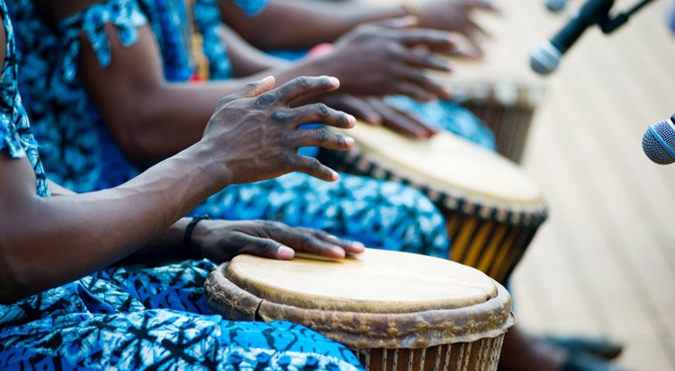/content/dam/cultura-one/les-guides/musique/tout-savoir-sur-le-djembé/TUTO_CMS_Tout-savoir-djembe2.jpg