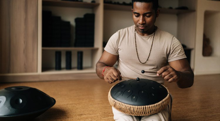 /content/dam/cultura-one/les-guides/musique/tout-savoir-sur-le-tongue-drum/TUTO_CMS_tongue_drum_jouer.jpg