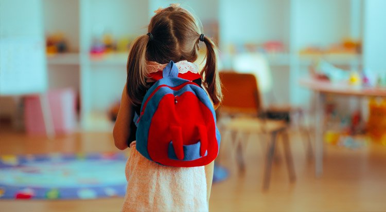 /content/dam/cultura-one/les-guides/rentree-des-classes/comment-choisir-un-cartable-en-maternelle/TUTO_CMS_cartablematernelle_fille.jpg