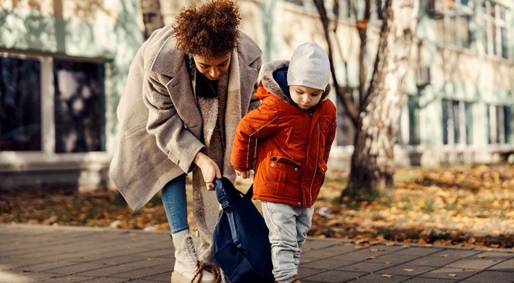 /content/dam/cultura-one/les-guides/rentree-des-classes/comment-choisir-un-cartable-en-maternelle/TUTO_CMS_cartablematernelle_parent.jpg