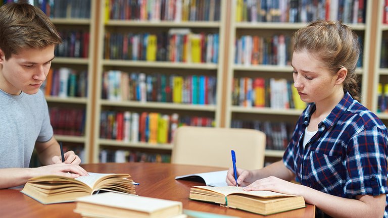 /content/dam/cultura-one/les-guides/rentree-des-classes/comment-choisir-un-livre-de-révision/NAV_SMT-Comment-choisir-livre-revision.jpg