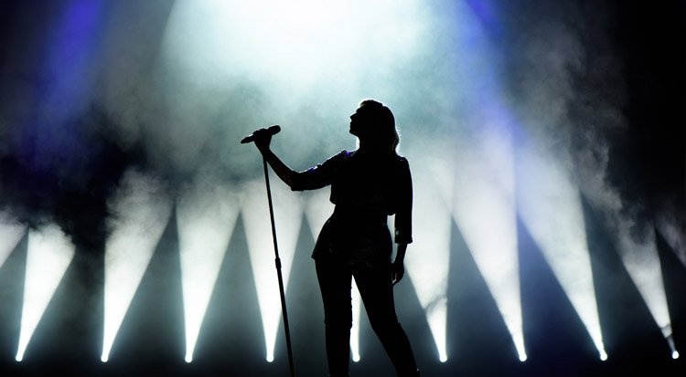 /content/dam/cultura-one/les-guides/univers-musique/tout-savoir-sur-les-victoires-de-la-musique/TUTO_CMS_chanteuse.jpg