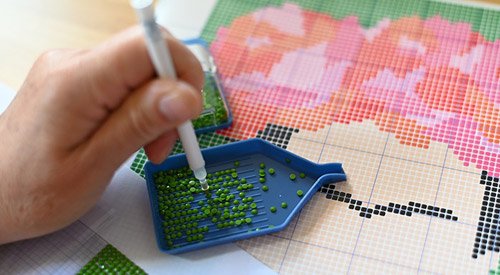 /content/dam/cultura-one/les-tutos/2021/broderie-diamant-frida-khalo/TUTO_CMS_broderiefrida_6.jpg