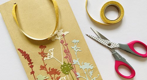 /content/dam/cultura-one/les-tutos/2021/pochette-cadeau-herbier---garden-party/TUTO_CMS_giftbag5.jpg