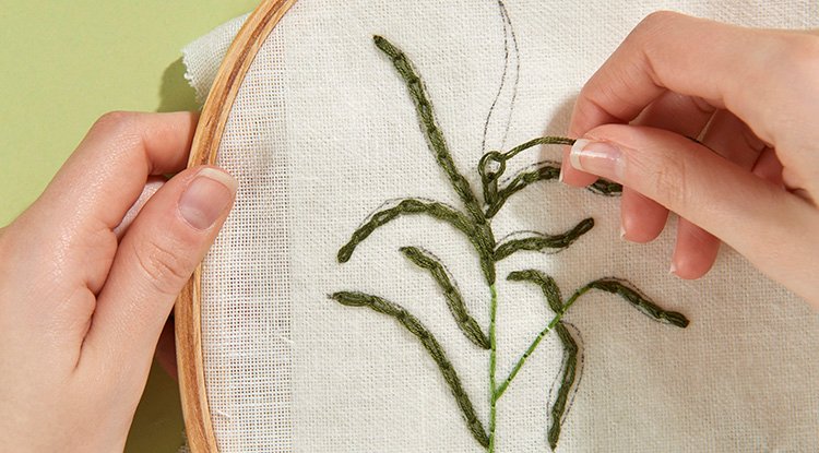 /content/dam/cultura-one/les-tutos/2022/courants-d'air/broderie-cuisine-aromates/TUTO_CMS_broderie_aromates_06.jpg