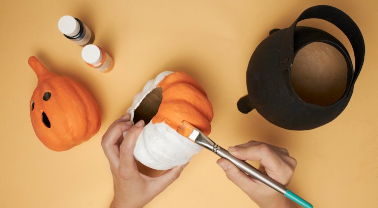 /content/dam/cultura-one/les-tutos/2022/halloween/bonbonniere-citrouilles-en-papier-mache/TUTO_CMS_bonbonniere_papier_mache_2.jpg