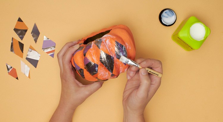 /content/dam/cultura-one/les-tutos/2022/halloween/bonbonniere-citrouilles-en-papier-mache/TUTO_CMS_bonbonniere_papier_mache_5.jpg
