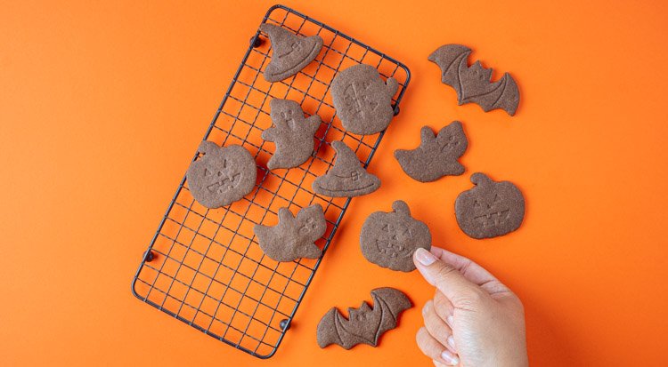 /content/dam/cultura-one/les-tutos/2022/halloween/sucettes-biscuits-chocolat/TUTO_CMS_sucettes_biscuits_5.jpg