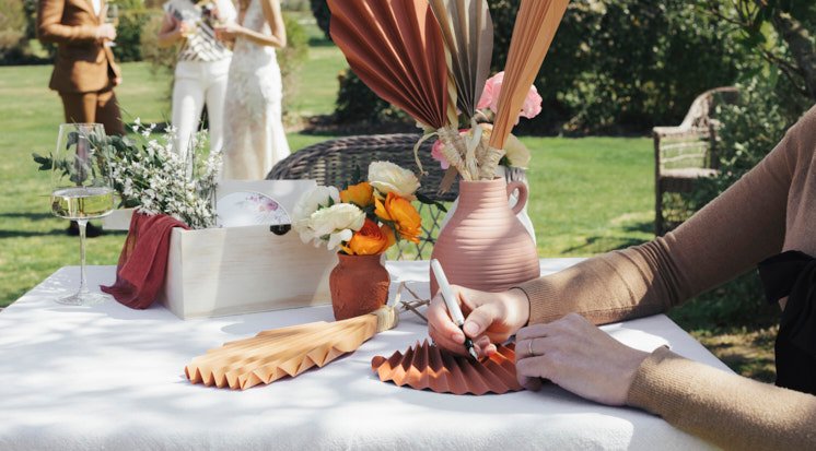 /content/dam/cultura-one/les-tutos/2022/mariage/feuilles-de-palmier-merci-mariage-boheme/TUTO_CMS_coin_merci_mariage_boheme_8.jpg
