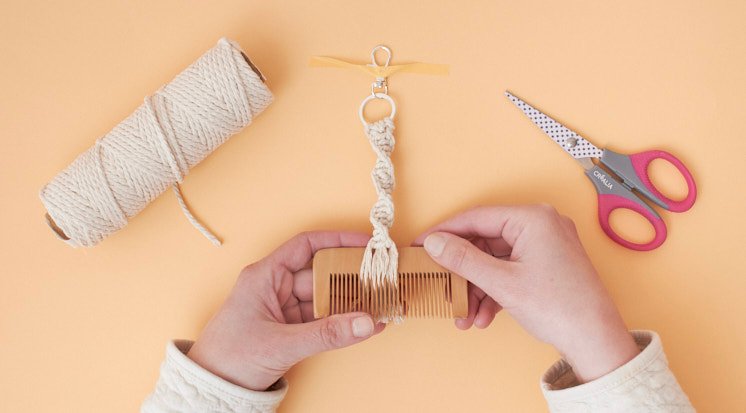 /content/dam/cultura-one/les-tutos/2022/mariage/mariage-boheme-porte-clefs-macrame/TUTO_CMS_cadeau_invites_mariage_boheme_3.jpg