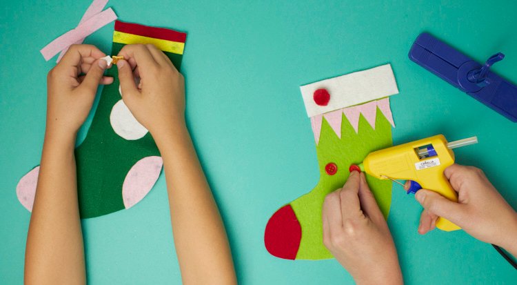 /content/dam/cultura-one/les-tutos/2022/noel/chaussettes-noel-en-feutrine/TUTO_CMS_chaussettes_noel_feutrine_7.jpg