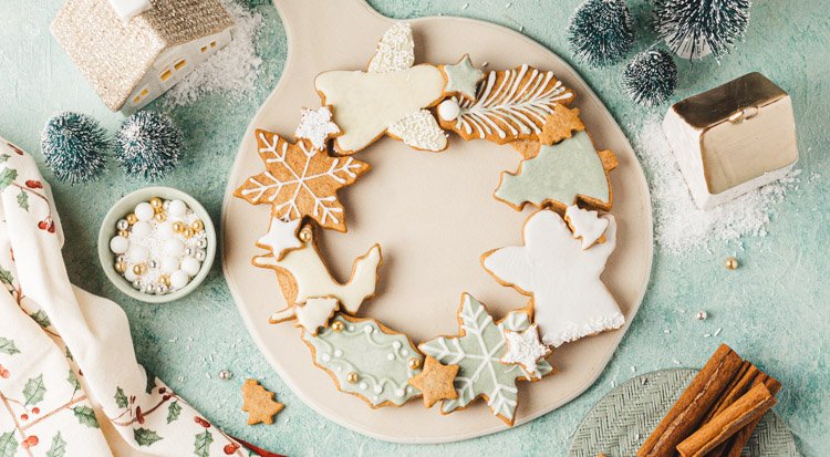 /content/dam/cultura-one/les-tutos/2022/noel/couronne-de-biscuits-chocolates-canelle/TUTO_CMS_couronne_biscuits-chocolates_8.jpg