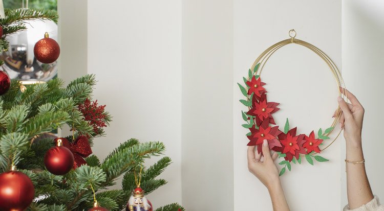 /content/dam/cultura-one/les-tutos/2022/noel/couronne-de-fleurs-poinsettia-en-papier/TUTO_CMS_Couronne-Noël-Fleurs-papier-final.jpg