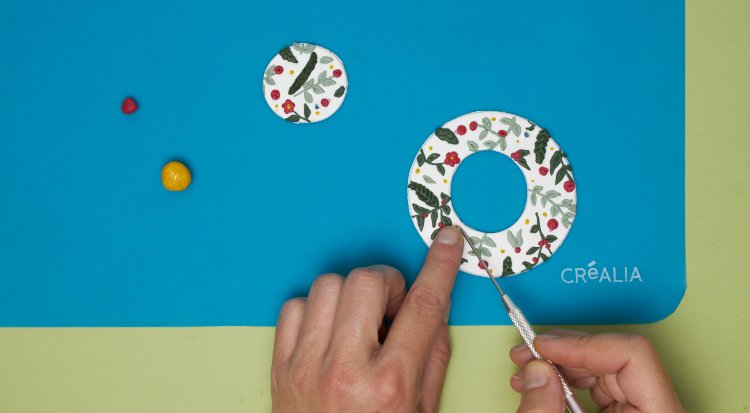 /content/dam/cultura-one/les-tutos/2022/noel/suspensions-de-noel-en-pate-fimo/TUTO_CMS_Suspensions-fimo_8.jpg