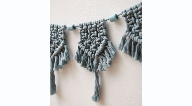 /content/dam/cultura-one/les-tutos/2022/patrons-tricot-layette/guirlande-en-macrame-rico/TUTO_CMS_guirlande_macrame_rico.jpg