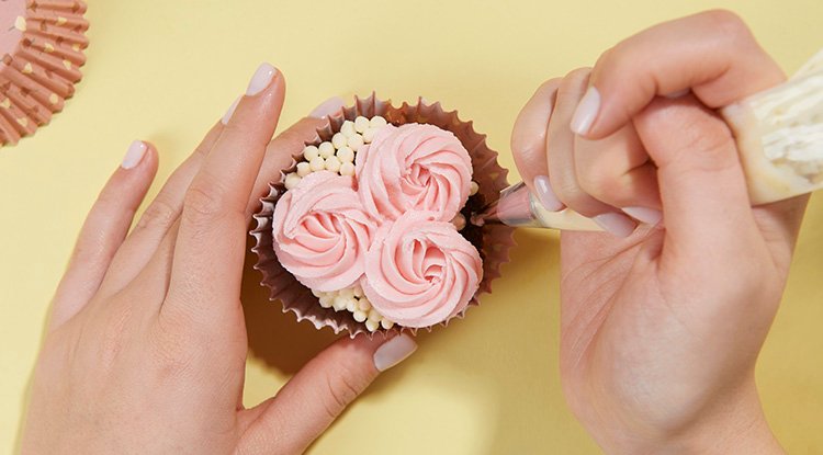 /content/dam/cultura-one/les-tutos/2022/pâques/cupcakes-fleurs/TUTO_CMS_cupcakes_fleurs_7.jpg