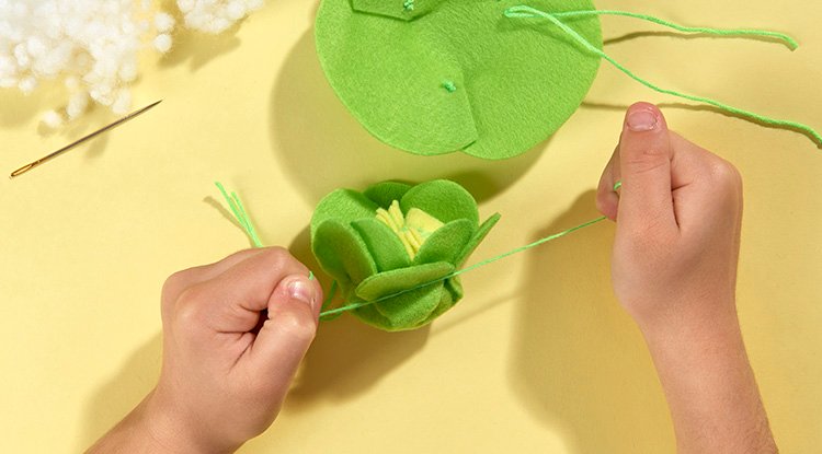 /content/dam/cultura-one/les-tutos/2022/pâques/jardin-potager-en-feutrine-et-bois/TUTO_CMS_potager_feutrine_8.jpg