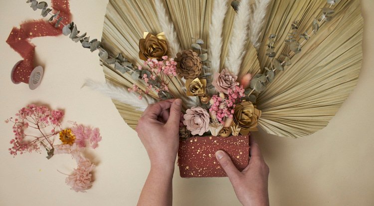 /content/dam/cultura-one/les-tutos/2023/mariage/centre-de-table-fleurs-papier/TUTO_CMS_mariage-centre-table_8.jpg