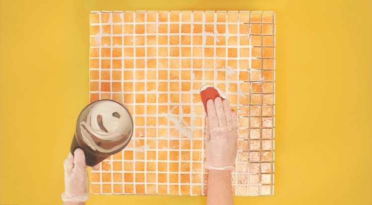 /content/dam/cultura-one/les-tutos/2023/moi-qui-l-ai-fait/cube-mosaique-bout-de-canape/TUTO_CMS_Bout-de-canape_5.jpg
