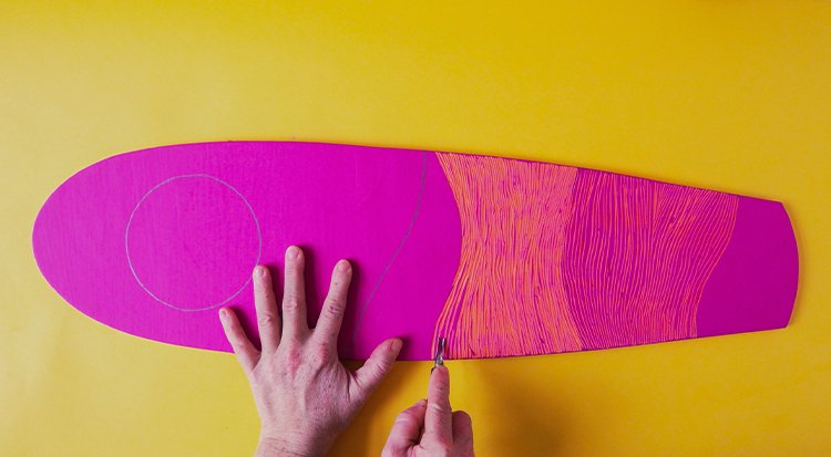 /content/dam/cultura-one/les-tutos/2023/moi-qui-l-ai-fait/gravure-sur-acrylique/TUTO_CMS_Planche de surf-Gravure acry_7.jpg