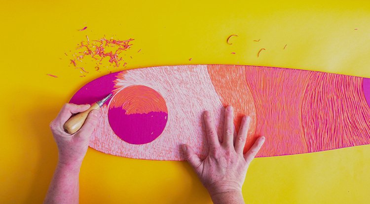 /content/dam/cultura-one/les-tutos/2023/moi-qui-l-ai-fait/gravure-sur-acrylique/TUTO_CMS_Planche de surf-Gravure acry_8.jpg