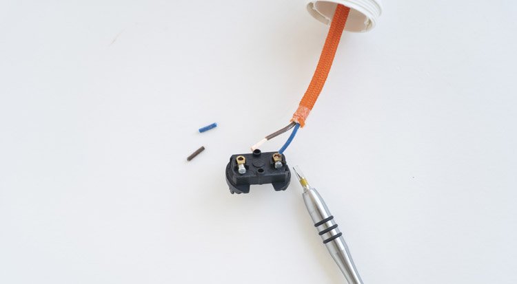 /content/dam/cultura-one/les-tutos/2023/moi-qui-l-ai-fait/lampe-totem-en-tissage/TUTO_CMS_Lampe-totem-tissage_10.jpg