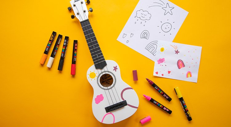 /content/dam/cultura-one/les-tutos/2023/mois-des-momes/deco-ukulele-posca/TUTO_CMS_Ukulele_2.jpg