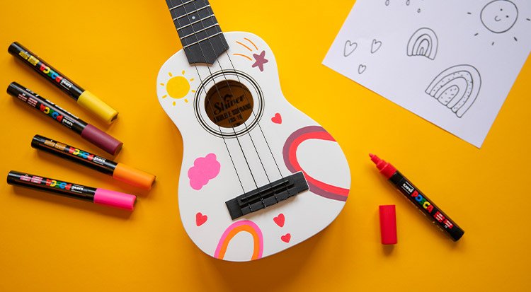 /content/dam/cultura-one/les-tutos/2023/mois-des-momes/deco-ukulele-posca/TUTO_CMS_Ukulele_3.jpg
