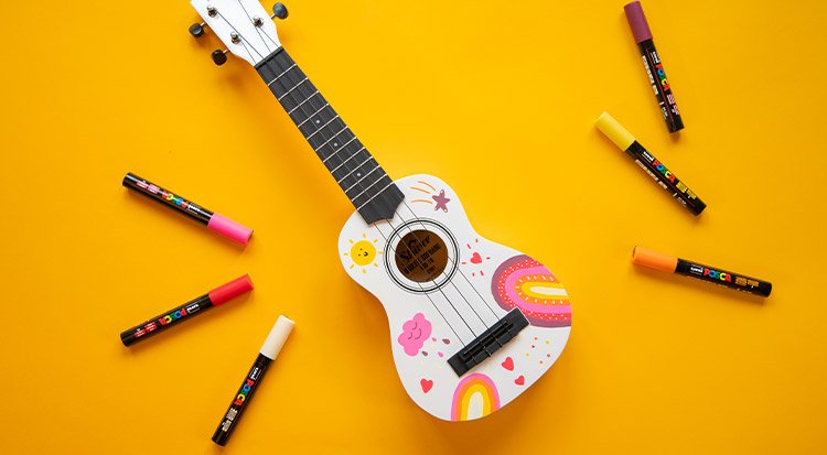 /content/dam/cultura-one/les-tutos/2023/mois-des-momes/deco-ukulele-posca/TUTO_CMS_Ukulele_5.jpg