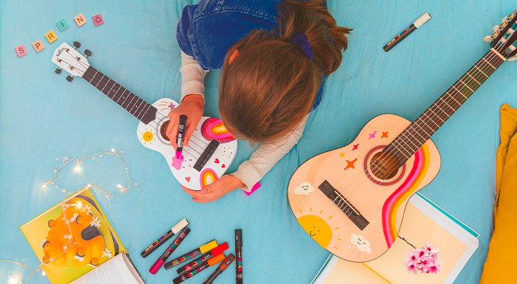 /content/dam/cultura-one/les-tutos/2023/mois-des-momes/deco-ukulele-posca/TUTO_CMS_Ukulele_8.jpg